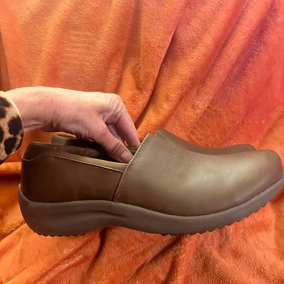 Skechers Leather Upper Relaxed Fit Memory Foam Women 10 Shoes, new without tags - Picture 2 of 7